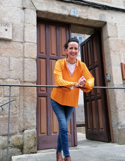 Katherinie Varela frente al Museo Conventual de Arte Sacro de Monforte de Lemos (abril 2023).