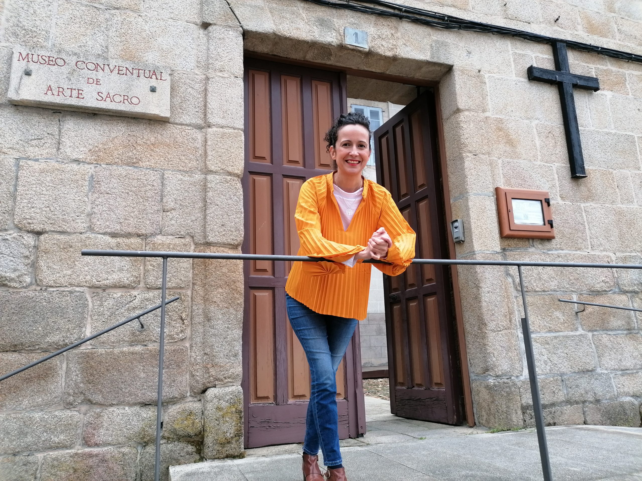 Katherinie Varela frente al Museo Conventual de Arte Sacro de Monforte de Lemos (abril 2023).