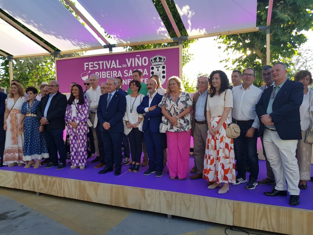 Palco de autoridades asistentes á inauguración do Festival do Viño de Monforte